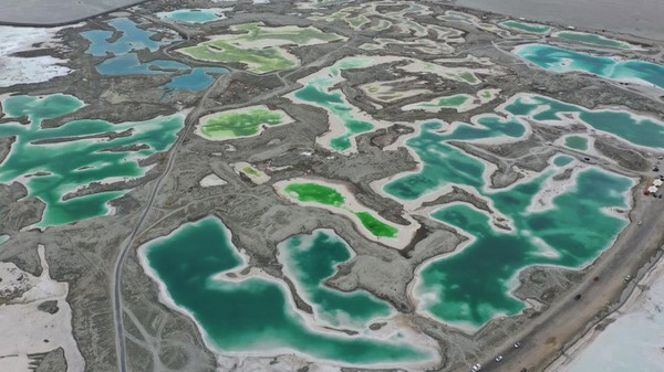 Berikutnya, ada Danau Zamrud di Haixi, Qinghai, China, pada 5 Agustus 2020. Lanskap danau garam ini memiliki banyak kolam kecil. Biasanya kawasan ini sering digunakan untuk momen prewedding. Berikutnya, ada Danau Zamrud di Haixi, Qinghai, China, pada 5 Agustus 2020. Lanskap danau garam ini memiliki banyak kolam kecil. Biasanya kawasan ini sering digunakan untuk momen prewedding.