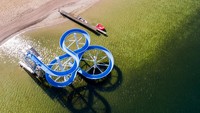 Lanskap ini merupakan Danau Hasse di Kanada yang dilengkapi dengan seluncuran air sepanjang 90 meter. Foto drone ini diambil pada 14 Juli 2020 lalu.