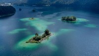 Terakhir ada Danau Eibseedi Jerman. Danau semakin eksotis lewat deretan pulau kecil di dalamnya. Lanskap ini diambil pada 11 Agustus 2021.