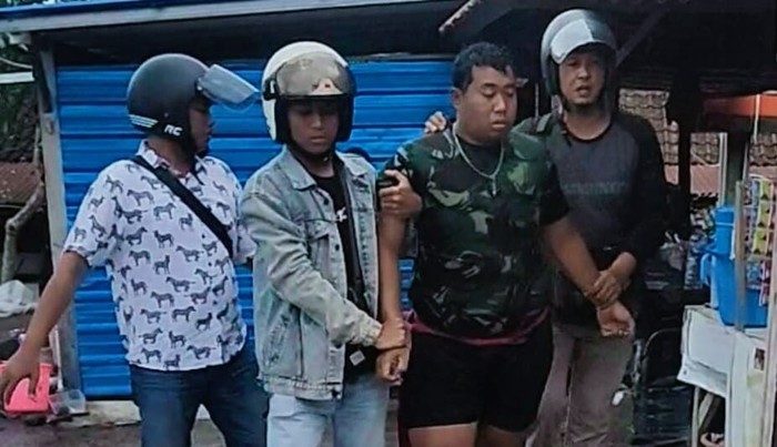 Detik-detik penangkapan seorang pria yang mengamuk dengan membawa senjata tajam (sajam) di Simpang Semer, Kerobokan Kelod, Kuta Utara, Badung, Bali, Kamis (1/9/2022). Detik-detik penangkapan seorang pria yang mengamuk dengan membawa senjata tajam (sajam) di Simpang Semer, Kerobokan Kelod, Kuta Utara, Badung, Bali, Kamis (1/9/2022).