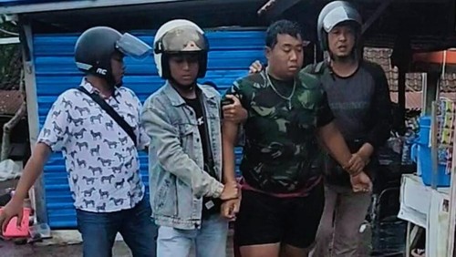 Detik-detik penangkapan seorang pria yang mengamuk dengan membawa senjata tajam (sajam) di Simpang Semer, Kerobokan Kelod, Kuta Utara, Badung, Bali, Kamis (1/9/2022).