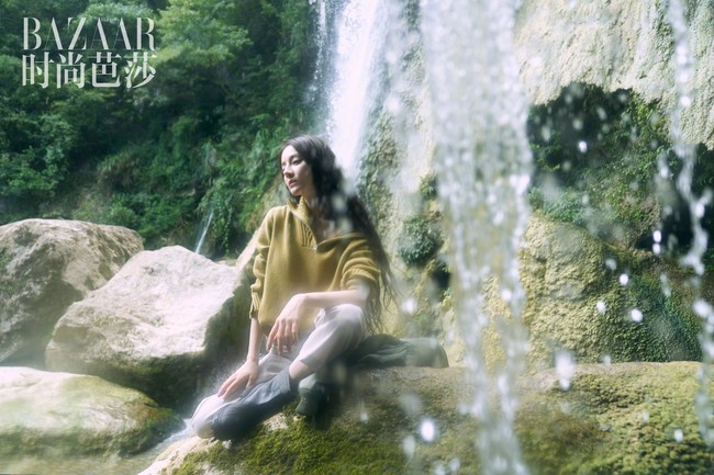 Wanita yang akrab disapa Dilireba ini menampilkan berbagai gaya busana.  Foto: Dok. Harpers Bazaar