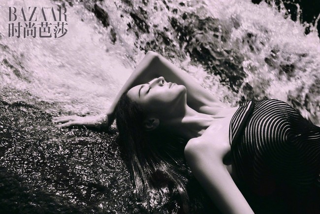 Memakai gaun strapless, pesona kecantikan sekaligus keseksiannya memancar. Foto: Dok. Harpers Bazaar