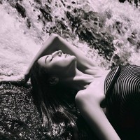 Memakai gaun strapless, pesona kecantikan sekaligus keseksiannya memancar. Foto: Dok. Harpers Bazaar