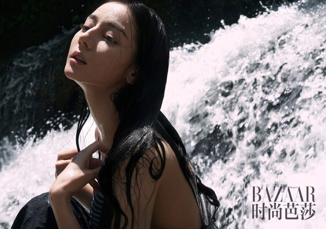 Aktris Tiongkok keturunan Uighur ini tampil dengan riasan natural serta rambut panjang tergerai. Foto: Dok. Harpers Bazaar