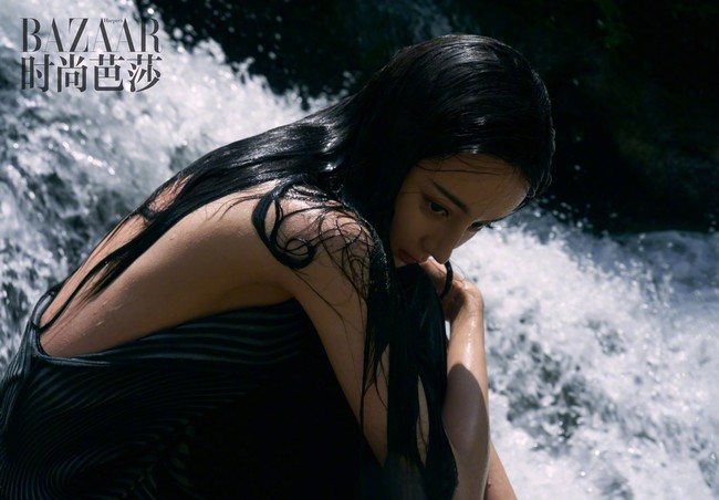 Dilraba Dilmurat pose di bawah air terjun untuk pemotretan bersama Harper’s Bazaar China Edisi September 2022. Foto: Dok. Harpers Bazaar