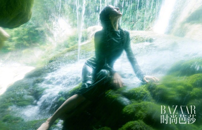 Pada sesi lainnya, Dilraba Dilmurat tampak menikmati mandi di air terjun berbalut gaun hitam. Foto: Dok. Harpers Bazaar