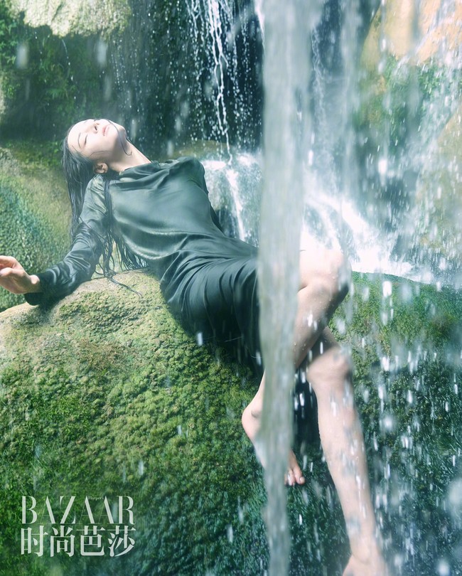 Rambut panjangnya yang basah terkena air menonjolkan kesan membumi dan menyatu dengan alam. Foto: Dok. Harpers Bazaar