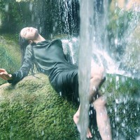 Rambut panjangnya yang basah terkena air menonjolkan kesan membumi dan menyatu dengan alam. Foto: Dok. Harpers Bazaar