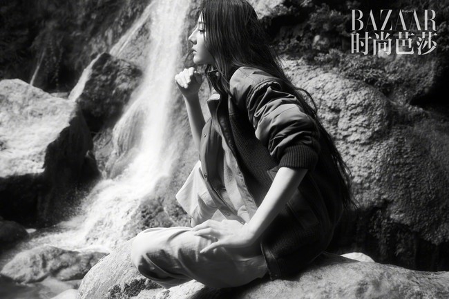 Wanita 30 tahun ini juga tampil dengan jaket dan celana linen yang lebih casual. Foto: Dok. Harpers Bazaar