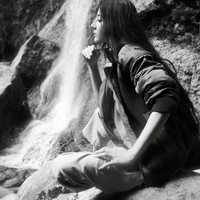 Wanita 30 tahun ini juga tampil dengan jaket dan celana linen yang lebih casual. Foto: Dok. Harpers Bazaar