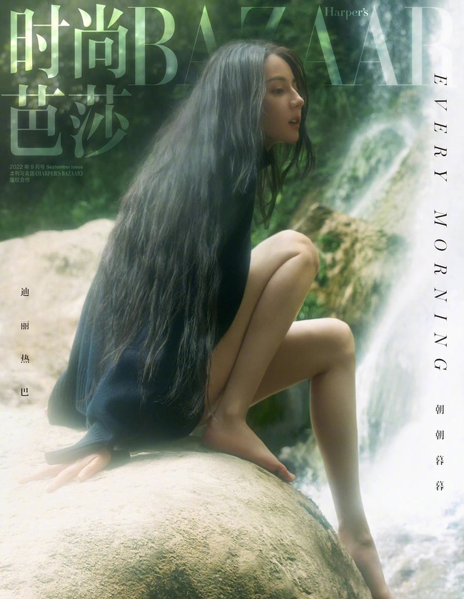 Kecantikan Dilraba Dilmurat mendunia sejak masuk dalam daftar The 100 Most Beautiful Faces 2017 versi TC Candler.  Foto: Dok. Harpers Bazaar