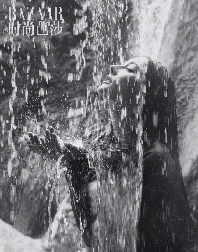 Dilraba Dilmurat cukup aktif di dunia akting. Dia telah membintangi 22 judul drama Tiongkok, yang terbaru berjudul ‘Legend of Anle’. Foto: Dok. Harpers Bazaar