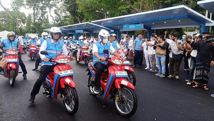 Direktur Utama PT PLN (Persero) Darmawan Prasodjo, Menteri Energi dan Sumber Daya Mineral (ESDM) Arifin Tasrif, dan Gubernur Bali Wayan Koster ketika mengendarai sepeda motor konversi pada acara Parade Konversi sepeda motor BBM ke listrik di Central parkir ITDC, Nusa Dua, Badung, Bali, Kamis (1/9/2022).