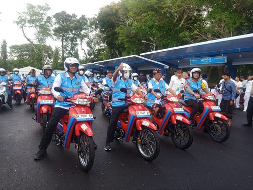 Direktur Utama PT PLN (Persero) Darmawan Prasodjo, Menteri Energi dan Sumber Daya Mineral (ESDM) Arifin Tasrif, dan Gubernur Bali Wayan Koster ketika mengendarai sepeda motor konversi pada acara Parade Konversi sepeda motor BBM ke listrik di Central parkir ITDC, Nusa Dua, Kamis (1/9/2022).