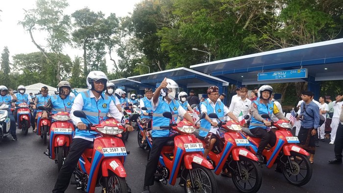 Direktur Utama PT PLN (Persero) Darmawan Prasodjo, Menteri Energi dan Sumber Daya Mineral (ESDM) Arifin Tasrif, dan Gubernur Bali Wayan Koster ketika mengendarai sepeda motor konversi pada acara Parade Konversi sepeda motor BBM ke listrik di Central parkir ITDC, Nusa Dua, Kamis (1/9/2022).