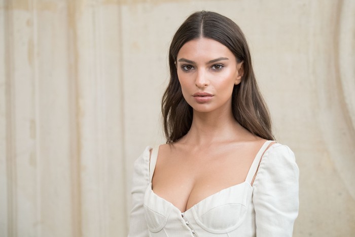 Emily Ratajkowski PARIS, FRANCE - SEPTEMBER 26: Emily Ratajkowski attends the Christian Dior show as part of the Paris Fashion Week Womenswear Spring/Summer 2018 at on September 26, 2017 in Paris, France. (Photo by Stephane Cardinale - Corbis/Corbis via Getty Images)