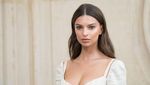 Anggunnya Emily Ratajkowski Bergaun Seksi