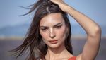 Anggunnya Emily Ratajkowski Bergaun Seksi