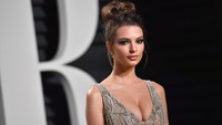 Emily Ratajkowski tampil dengan anggun dan seksi dalam sebuah kesempatan. Foto: Getty Images/Pascal Le Segretain