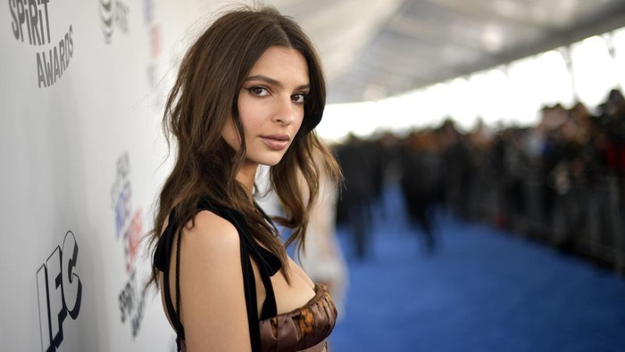 Emily Ratajkowski SANTA MONICA, CA - MARCH 03: Model Emily Ratajkowski attends the 2018 Film Independent Spirit Awards on March 3, 2018 in Santa Monica, California. (Photo by Matt Winkelmeyer/Getty Images)