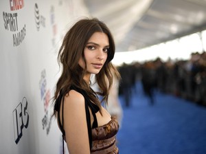 Emily Ratajkowski Buka Suara Soal Naked Dress-nya yang Kontroversial