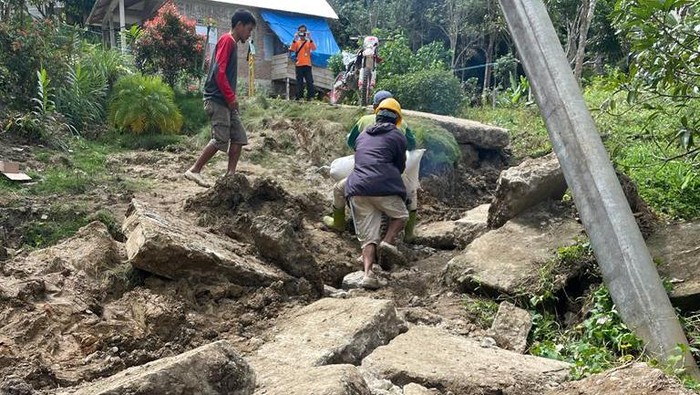 Warga Desa Labuku, Kecamatan Maiwa, Kabupaten Enrekang, Sulawesi Selatan (Sulsel) sudah 2 hari terisolasi akibat fenomena tanah bergerak.