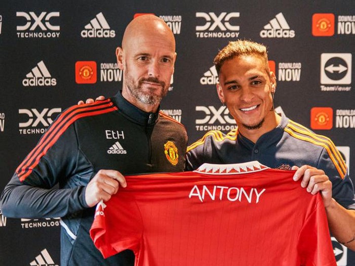 Erik ten Hag, Antony, Manchester United MANCHESTER, ENGLAND - SEPTEMBER 01: New Manchester United signing Antony poses with Manchester United Head Coach / Manager Erik ten Hag at Carrington Training Ground on September 01, 2022 in Manchester, England. (Photo by Manchester United/Manchester United via Getty Images)