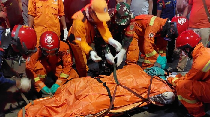 Damkar evakuasi jenazah seberat 120 Kg di Kebayoran Baru, Jakarta Selatan.