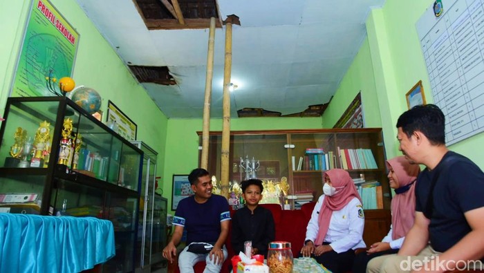 Farel dan manajemen akan merenovasi sekolah