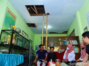 Farel Prayoga Bantu Renovasi Atap Ruangan Kepsek dan Guru yang Mau Roboh