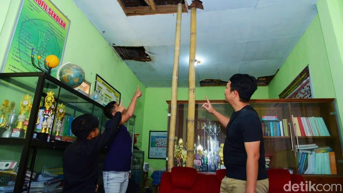 Farel dan manajemen akan merenovasi sekolah