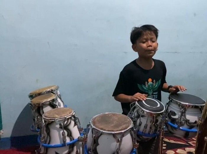 Farel Prayoga Terima Hadiah Gendang dari Ganjar