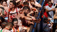 Orang-orang bersuka ria melempar tomat selama festival pertarungan makanan La Tomatina tahunan di Bunol, Spanyol, Rabu, (31/8/2022). Bunol berada 300 km sebelah barat Ibu Kota Madrid.