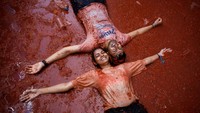 Earna merah tomat mendominasi selama festival ini. Semua tampak senang.