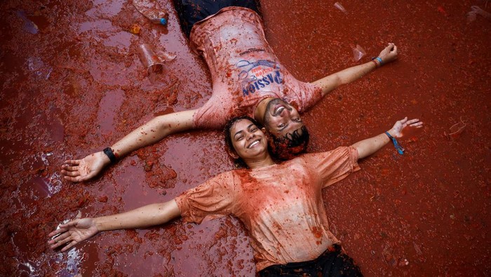 Festival Perang Tomat Kembali Semarak di Spanyol Usai Wabah COVID-19 Revelers play in tomato pulp during the annual