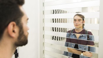 Kali ini ada potret seorang pria dan wanita dengan tubuh menyatu imbas ilusi optik dari kaca. Momen ini diambil pada 16 Oktober 2017 lalu di Austria.