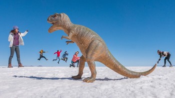 Lanjut, dari Potosi, Bolivia, ada pertarungan antara dinosaurus vs turis. Ilusi optik ini menampilkan perspektif ukuran yang hampir sama antara manusia dan binatang purba tersebut. Momen ini diambil pada 3 Juni 2017 lalu.