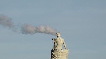 Patung Merkurius di Pelabuhan Kopenhagen terlihat mengeluarkan asap. Padahal asap tersebut berasal dari cerobong pembangkit listrik yang tertutup oleh patung.
