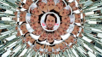 Ilusi ini tercipta dari intalasi kaca dengan pose seorang pria yang terlihat bak membelah diri. Momen ini diambil pada 3 Juni 2021 lalu di Paris, Prancis.