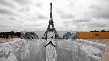 Seorang seniman dan fotografer Prancis, Jean Rene membuat instalasi berupa kolase fotografi di depan Menara Eiffel. Instalasi ini menciptakan ilusi optik yang menggambarkan jurang dengan latar belakang Menara Eiffel. Karya ini dipamerkan pada 4 Juni 2021 lalu.