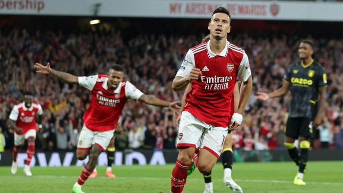 LONDON, ENGLAND - AUGUST 31: Gabriel Martinelli of Arsenal celebrates scoring their sides second goal during the Premier League match between Arsenal FC and Aston Villa at Emirates Stadium on August 31, 2022 in London, England. (Photo by David Rogers/Getty Images)