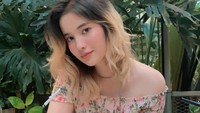 Rheina hobi kulineran dengan menyambangi kafe-kafe ternama. Seloyang pizza keju dan minuman segar dipesannya untuk dinikmati bersama teman-teman.Foto: Instagram/rheinabs