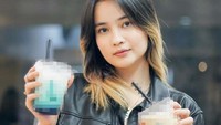 Es kopi yang segar tentu tak pernah salah untuk melepaskan dahaga. Es kopi yang unik berwarna biru muda dipilih Rheina untuk mengatasi rasa hausnya. Foto: Instagram/rheinabs