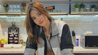Bagian dapur menjadi salah satu area rumah yang disukainya. Sosoknya terlihat kece saat menyandar ke meja marmer di dapur yang minimalis. Foto: Instagram/rheinabs