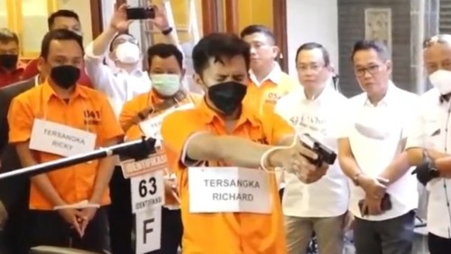 Rekonstruksi pembunuhan Brigadir Nofriansyah Yosua Hutabarat atau Brigadir J yang melibatkan Irjen Ferdy Sambo, Bharada E, Bripka Ricky Rizal, Kuat Maruf dan Putri Candrawathi dilakukan di Duren Tiga, Jaksel. Di situ, Bharada E mengaku trauma dan tangannya bergetar saat melakukan rekonstruksi.