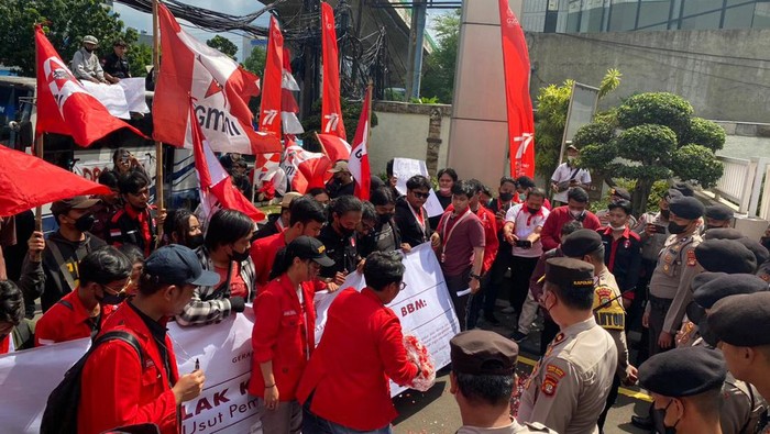 GMNI demonstrasi di depan kantor BPH Migas, Jakarta Selatan, menuntut pemburu rente BBM bersubsidi diberantas.