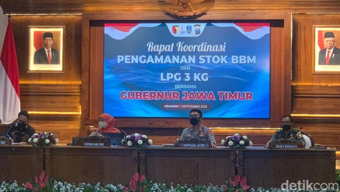 Gubernur Jatim, Pertamina, dan Kapolda Jatim saat menjelaskan tentang BBM di Grahadi