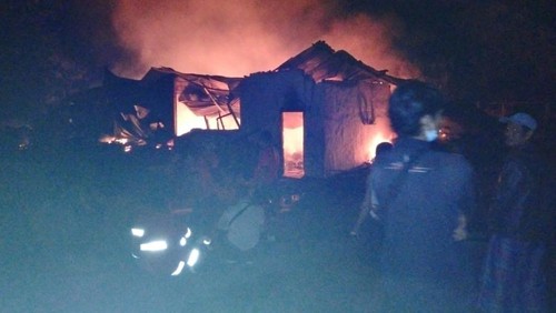 Gudang kayu atau serkel milik UD (Usaha Dagang) Kalpataru yang berlokasi di Banjar Dinas Dauh Munduk, Desa Bungkulan, Kecamatan Sawan, Kabupaten Buleleng, Bali ludes terbakar pada Rabu (31/8/2022) malam sekitar pukul 22.30 Wita.