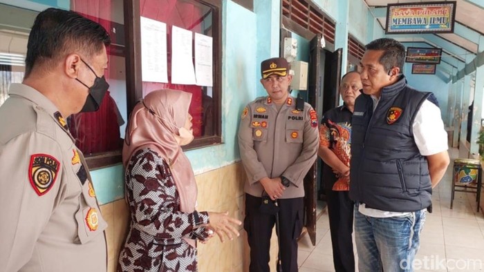 Guru BK (Bimbingan Konseling), melapor ke saya, Ibu, tadi ada yang melapor begini, saya kaget karena saya kepala sekolah baru. Kok sampai seperti ini. Ini yang melapor siapa? Kelas 7 dan kelas 9, kejadianya pas perekrutan calon pengurus OSIS,” terang Kepala Sekolah.